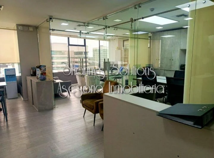 Executive Center - Venta Oficina Comerc Amob con 1 Baño, Cafeteria, Garaje en 5to Piso, Guayas — imagen 1