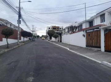 Vendo Casa Independiente con Las Ventajas de Conjunto Privado - Sector La Kennedy, Parque Bicentenari — imagen 4