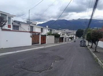 Vendo Casa Independiente con Las Ventajas de Conjunto Privado - Sector La Kennedy, Parque Bicentenari — imagen 3