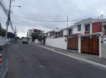 Vendo Casa Independiente con Las Ventajas de Conjunto Privado - Sector La Kennedy, Parque Bicentenari — imagen 2