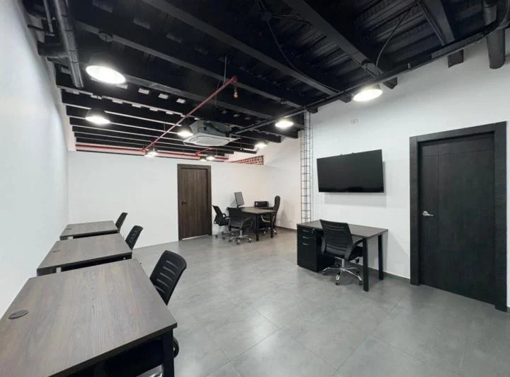 Oficina Moderna y Remodelada con 1 Parqueo Privado, Guayas — imagen 1