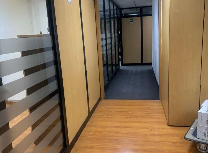 Vendo Oficina 290 m Centro Financiero $339 Mil Dolares 6 Parqueos Una Bodega — imagen 1