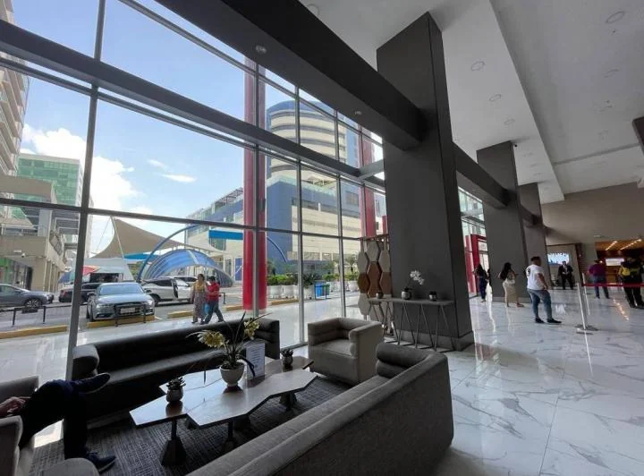 En Venta Oficina 420,91 m², Edif. Trade Building, Sector: Mall del Sol, Guayas — imagen 1