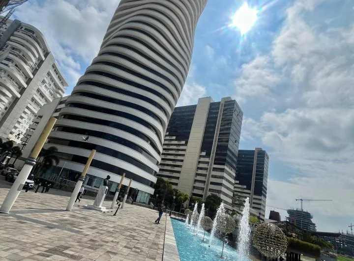 Hermosa Oficina Amoblada en Venta Vista Al Río - The Point Puerto Santa Ana, Guayas — imagen 1