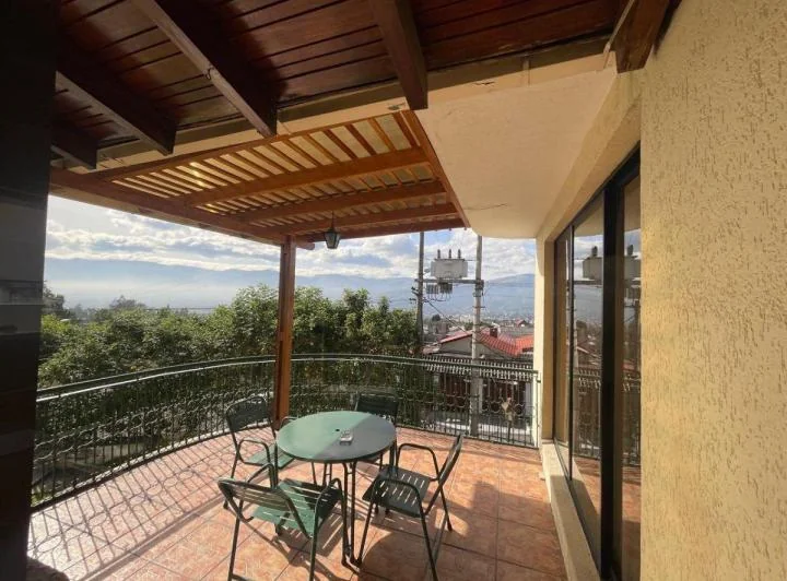 Vendo Amplia Casa con Vista Panoramica Hacia Cumbaya - Miravalle - *mm* — imagen 1