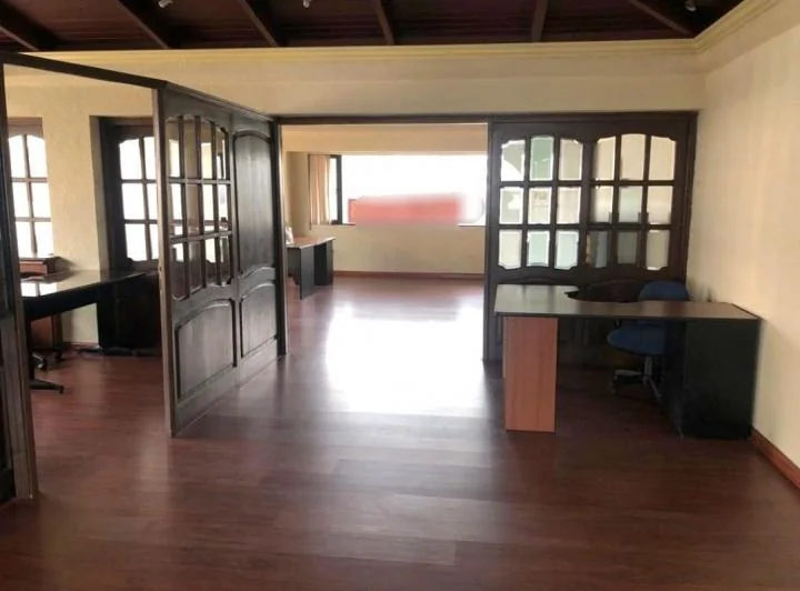 Se Vende o Se Arrienda Oficina Sector Calle Juan León Mera — imagen 1
