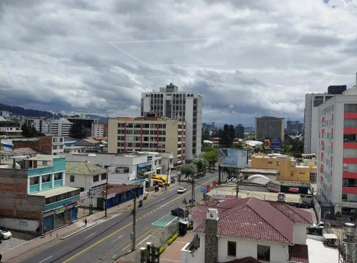 Av Amazonas, Centro Norte, Vendo Oficina Comercial 200 m² con 6 Habientes, 4 Garajes. Provincia de Pichincha — imagen 1