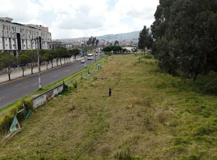 Constructores E Inversionistas: Este Terreno Lo Tiene Todo en Quitumbe — imagen 1