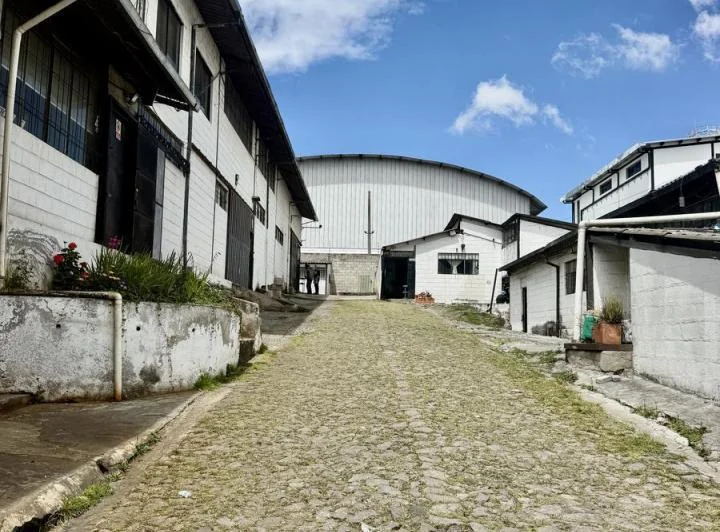 Vendo Terreno Industrial/alto Impacto, con 3 Bodegas en El Sector de Carcelén Industrial — imagen 1