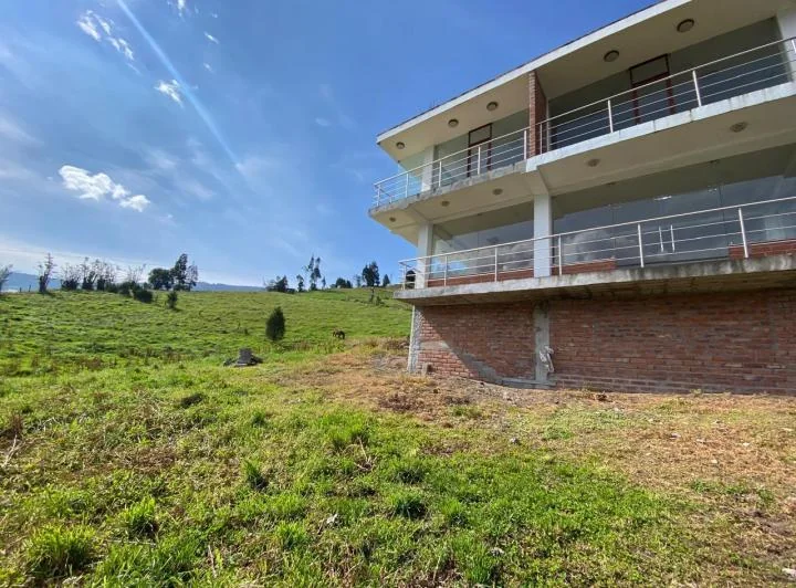 Se Vende Propiedad Amplia con Terreno de 4000 m² - Baños de Agua Santa, Tungurahua — imagen 1