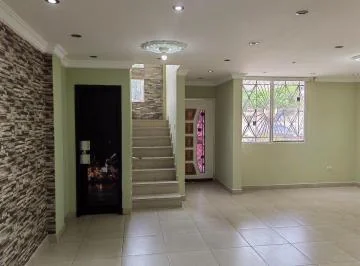 Casa de Venta en La Urbanización La Perla, Autopista Narcisa de Jesús. Guayas — imagen 4