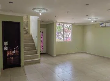 Casa de Venta en La Urbanización La Perla, Autopista Narcisa de Jesús. Guayas — imagen 3