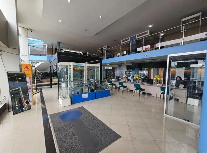 En Venta/alquiler Local Comercial en La Av Juan Tanca Marengo, Guayas — imagen 1