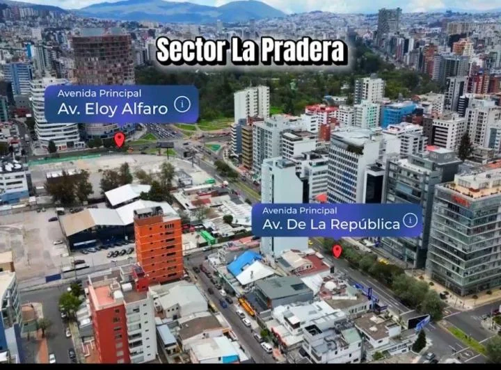 Plaza Comercial Con locales Sector La Carolina — imagen 1