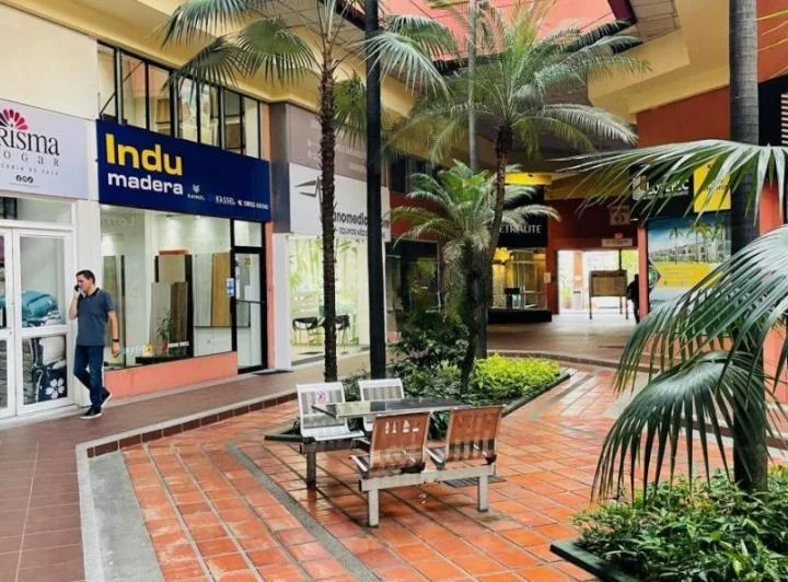 Local Comercial en Venta 100 m² - C. C. Dicentro - Av Juan Tanca Marengo, Guayas — imagen 1