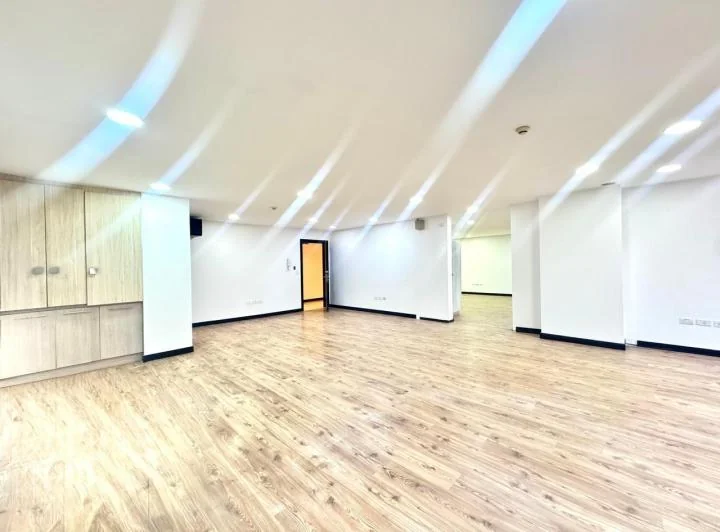 República de El Salvador, Hermosa Oficina en Venta, 115 m² — imagen 1