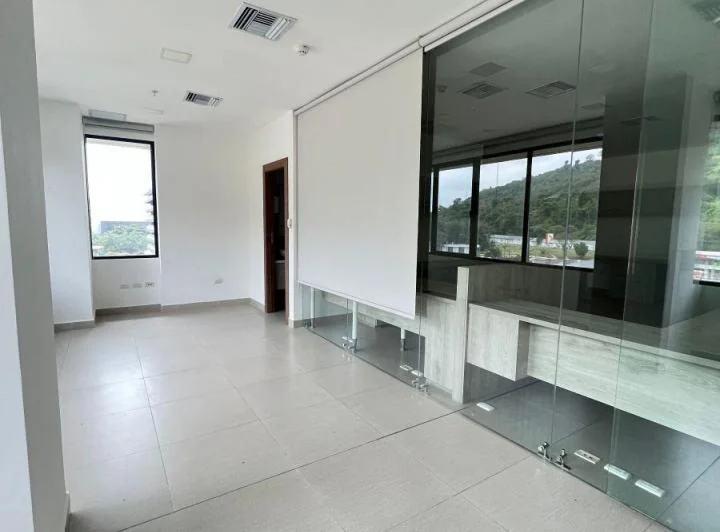 Espaciosa Oficina Semiamoblada en Venta o Renta en La Vista - San Eduardo, Guayas — imagen 1
