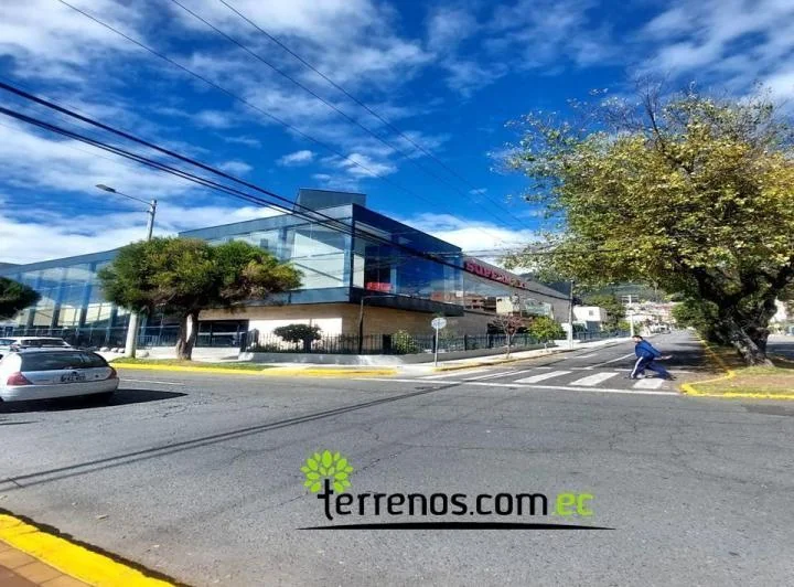 Venta Terreno con Casa 888 m² Quito Tenis Uso Múltiple — imagen 1