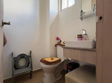 Venta Casa Esquinera Tres Dormitrios Dos Parqueaderos La Salle Conocoto — imagen 2