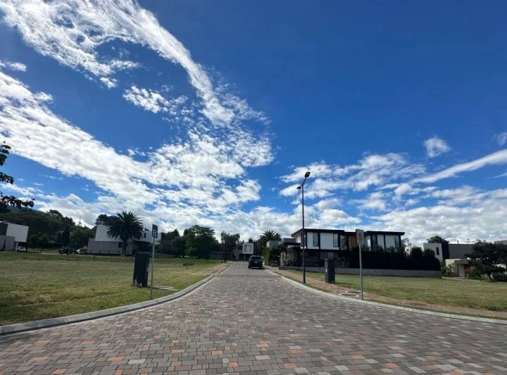 Vendo Hermoso Terreno 812 m² Cumbayá Dentro de Urb. Exclusiva Cercana a San Patricio Smart Livin — imagen 1