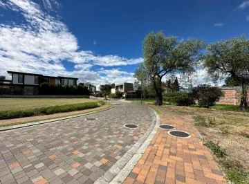Vendo Hermoso Terreno 812 m² Cumbayá Dentro de Urb. Exclusiva Cercana a San Patricio Smart Livin — imagen 4