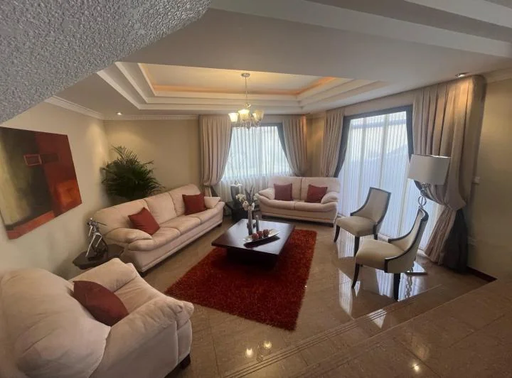 Casa de Venta con Jardín y Terraza 4 Dorm. Urbanización El Condado — imagen 1