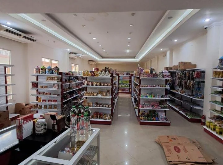 Venta de Local Comercial con Bodegas y Oficinas en Centro de Machala, El Oro — imagen 1