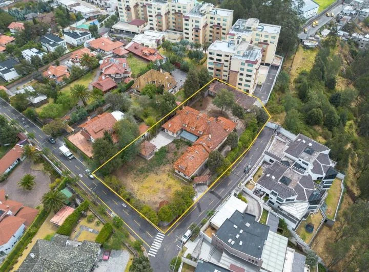 Terreno Premium en Monteserrín con Potencial Para 5 Residencias Exclusivas — imagen 1