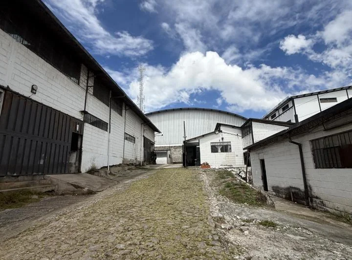 Vendo Galpón Industrial con 3 Bodegas, Sector Parque de Los Recuerdos — imagen 1