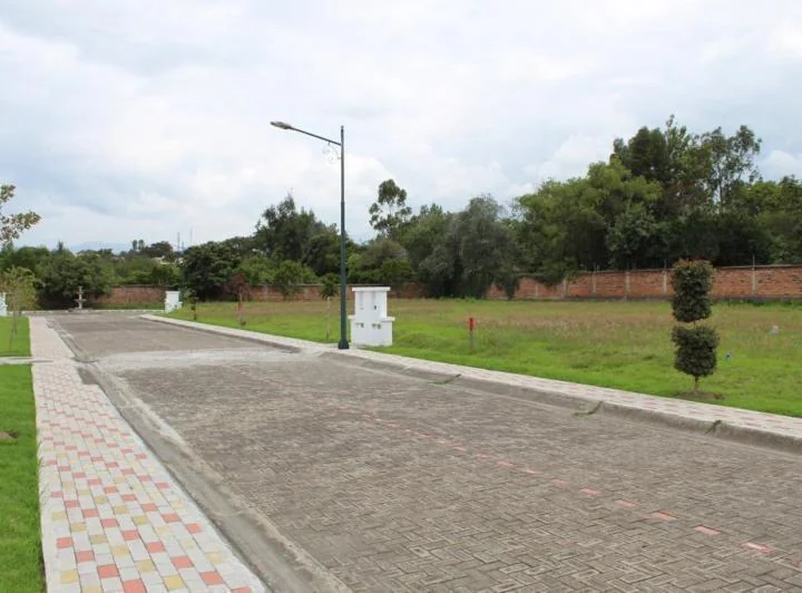 En Venta Terreno en Conjunto Privado en Tumbaco (Aurelio Dávila Cajas) — imagen 1