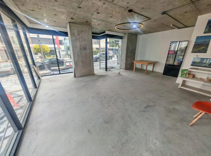 Local Premium 119 m² en La 6 de Diciembre: Alta Exposición y Flujo Comercial — imagen 1
