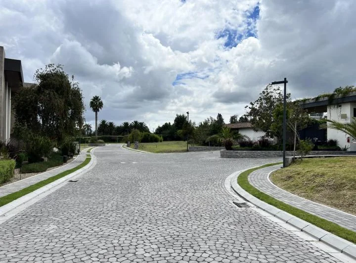 Terreno de Venta Ubicado Dentro de Hermosa Urbanización en Puembo — imagen 1