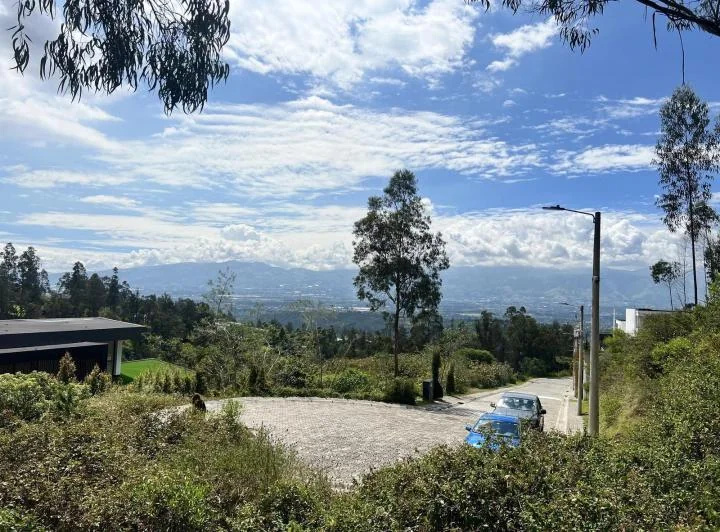 Terreno Ubicado Dentro de Urbanización Cerrada en Nayón. Vista, Seguridad — imagen 1