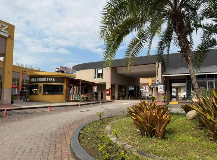 En Venta - Alquiler Local Comercial 599 m² - Plaza Comercial Oasis, Av Narcisa de Jesús - Guayaquil, Guayas — imagen 1
