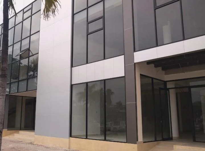 Venta/alquiler Local 550.97 m² - en Plaza Comercial, Urdesa Central, Guayas — imagen 1