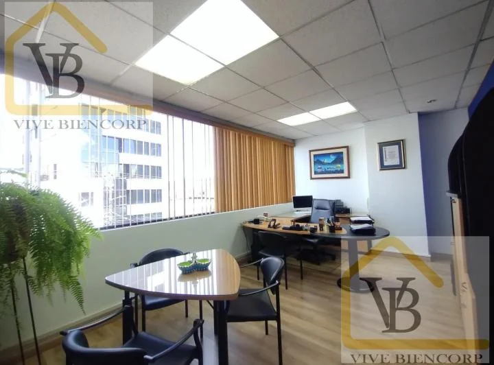 Venta Oficina Remodelada con 2 Parqueaderos - Av Colón y Av Amazonas — imagen 1