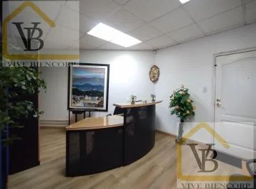 Venta Oficina Remodelada con 2 Parqueaderos - Av Colón y Av Amazonas — imagen 3
