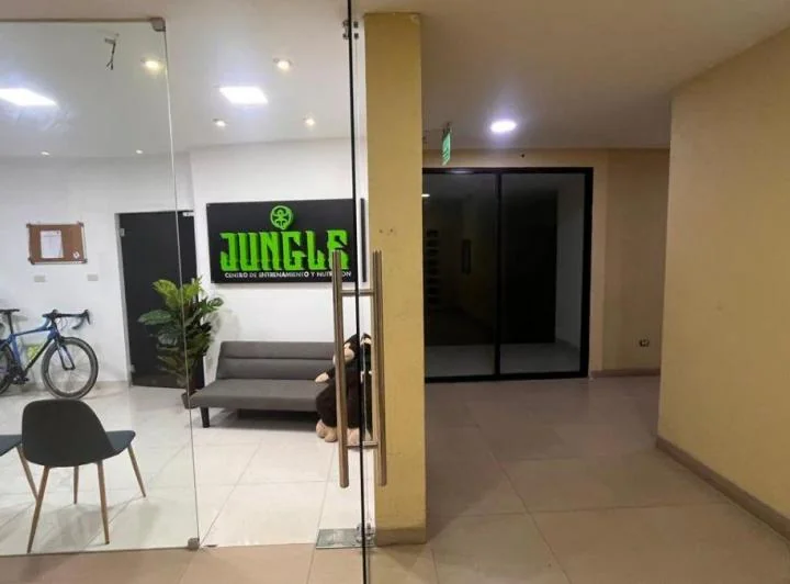 Local Comercial en Venta en Laguna Plaza. Guayas — imagen 1