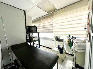 Mv - Av Eloy Alfaro y Av 9 de Octubre, en Venta Oficina de 48 m², Edif. Médico — imagen 2