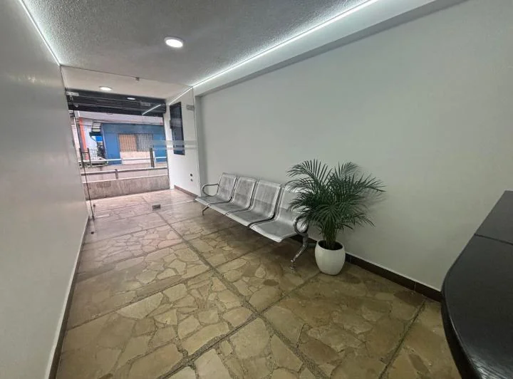 Venta Oficina Sin Parqueadero en El Sector de La Riofrío y 10 de Agosto — imagen 1
