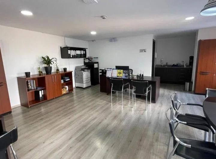 Oficina de Venta Amoblada en Av 12 de Octubre — imagen 1