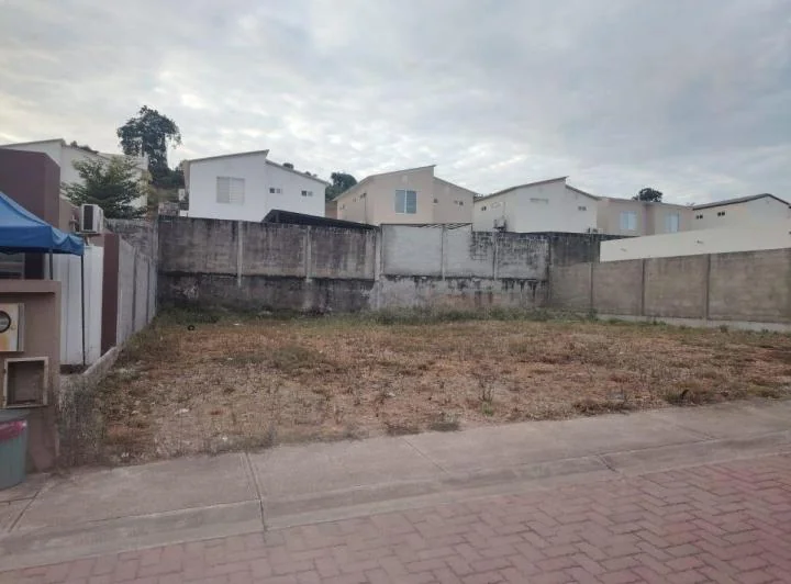 Terreno de 122 m² en Venta en Urbanización Villas del Rey, Etapa Reina Leticia, Guayas — imagen 1