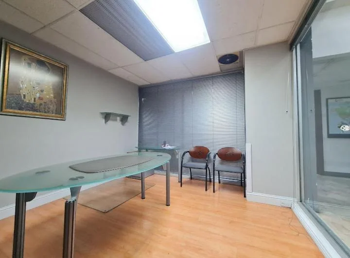 Venta Oficina Amoblada de 31 m² en La Amazonas y Eloy Alfaro — imagen 1