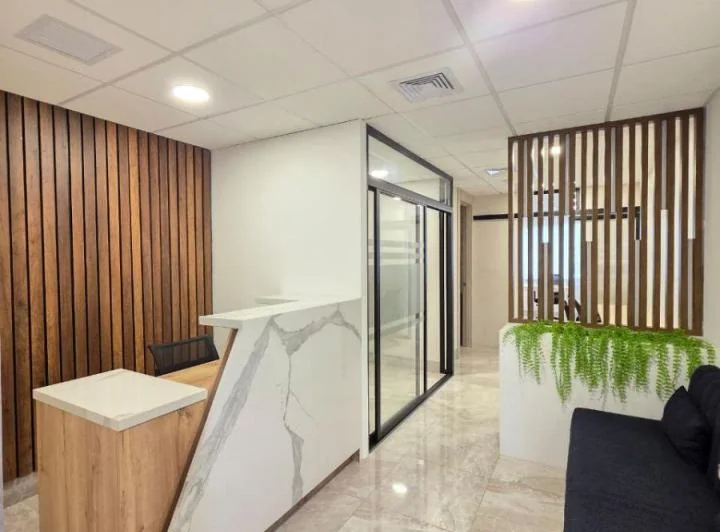 Platinum 1 - Exclusiva Oficina Amoblada en Venta y Alquiler, Guayas — imagen 1