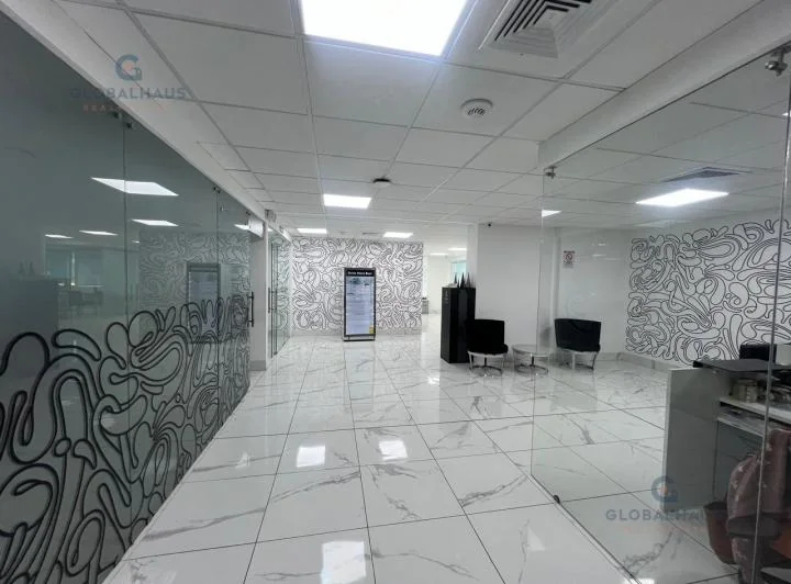 Venta de Amplio Consultorio Médico en Ubicado en Torre Médica Solaris con Parqueos. G. m. Guayas — imagen 1