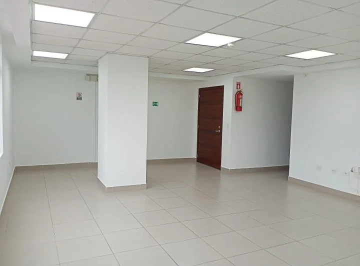 C/ Valle de Los Chillos, Oficina de 50 m² en Venta, Sector San Luis — imagen 1
