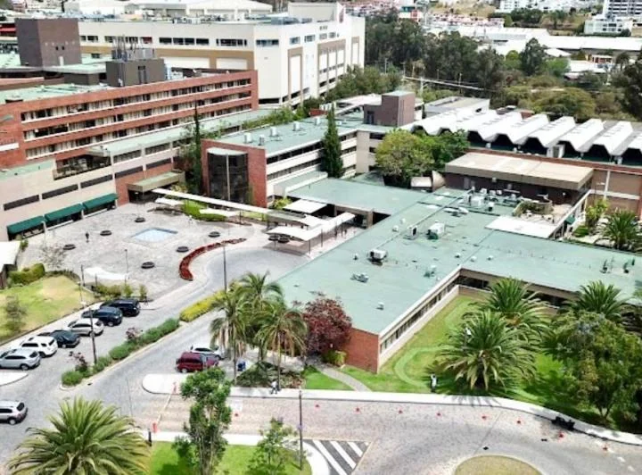 Hospital de Los Valles, Consultorio, Vista, Parqueo Privado — imagen 1
