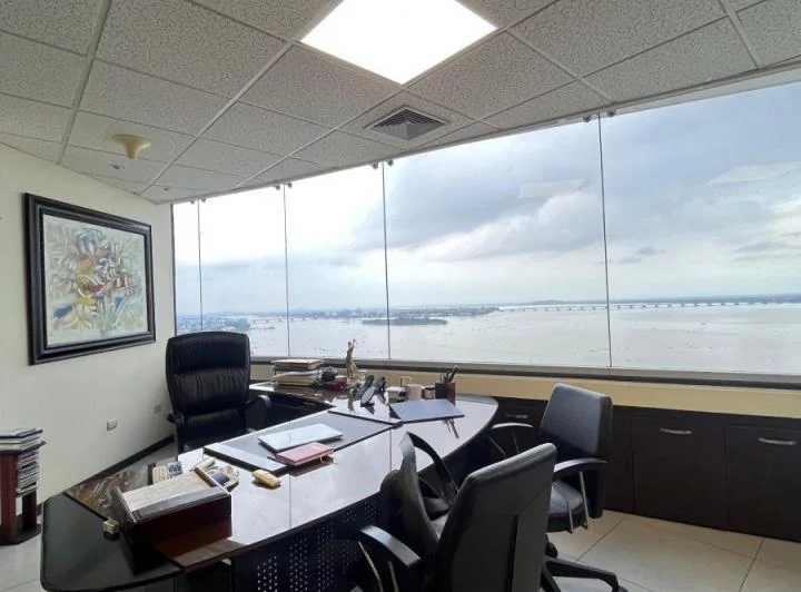 Oficina de Venta con Al Vista Al Río en The Point, Guayas — imagen 1