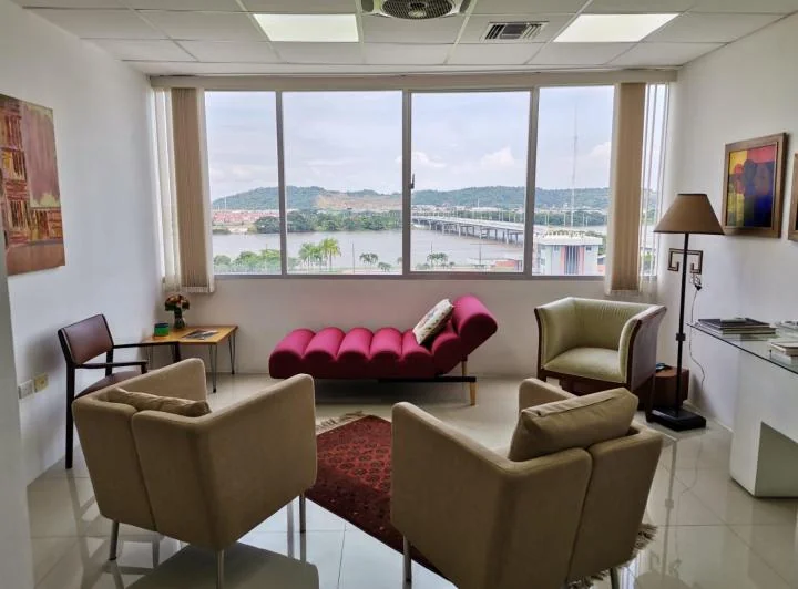 Oficina de Venta en El Edificio River Plaza, Ave León Febres Cordero. Guayas — imagen 1