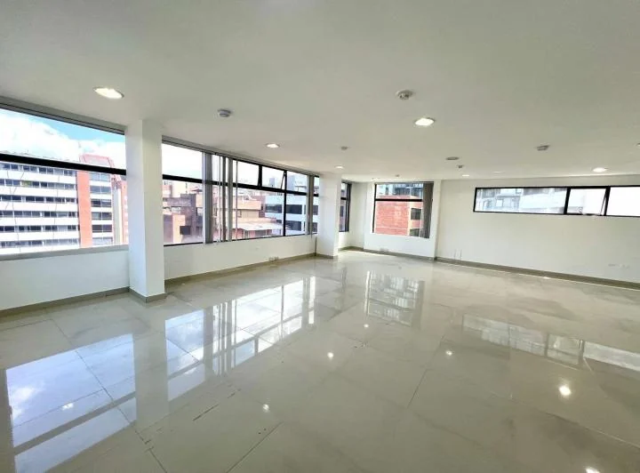 Mv - Sector La Carolina, Av Shyris, en Renta y Venta Oficina Sin Amoblar 80 m², Edificio Corporativo — imagen 1